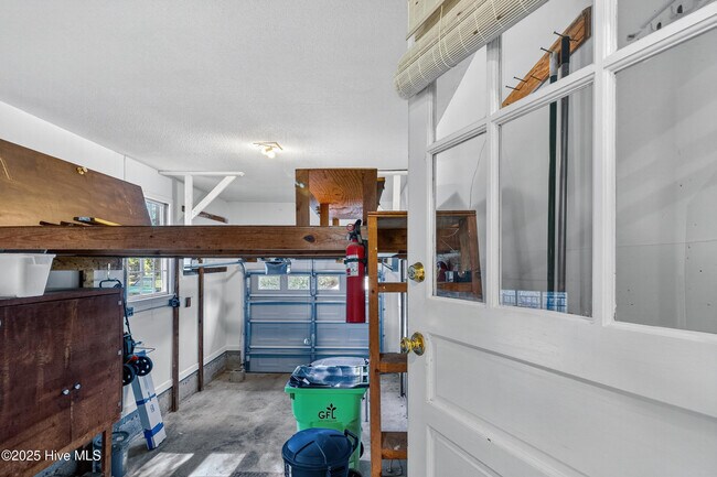 Building Photo - 259 Shoreline Dr