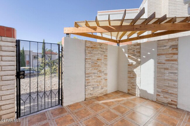 Building Photo - 6201 Escondido Dr