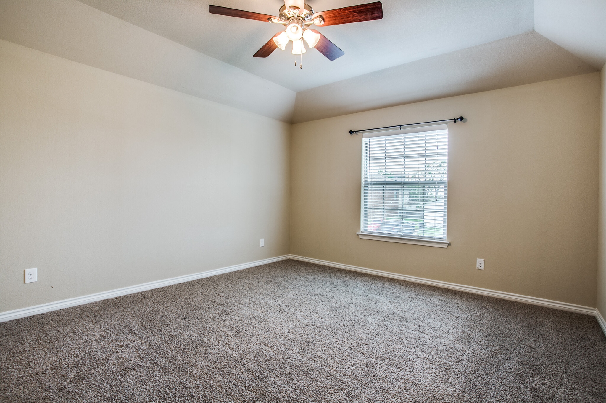 Building Photo - 417B Castleridge Dr