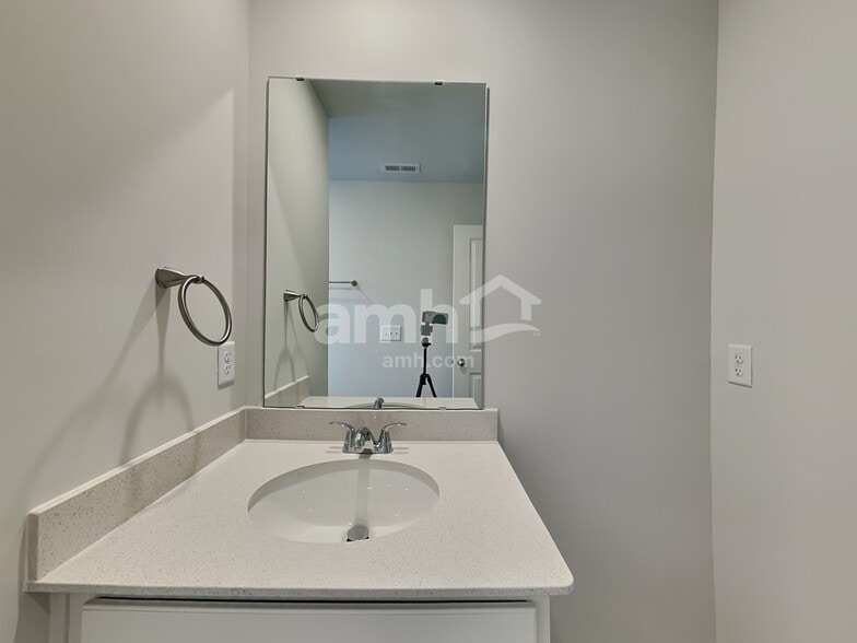 Building Photo - 3240 Emberly Dr