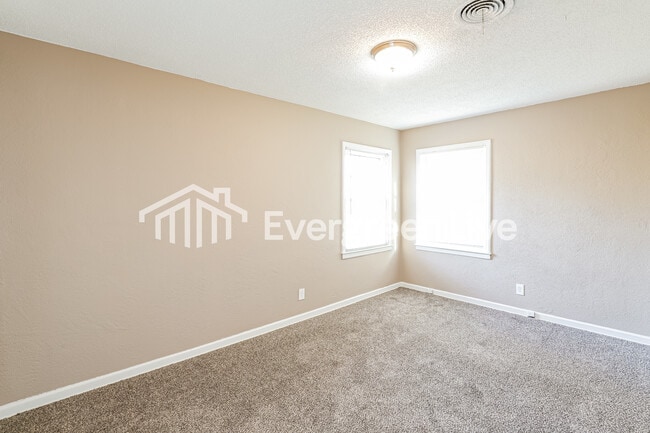 Building Photo - 6629 Parkview Ave