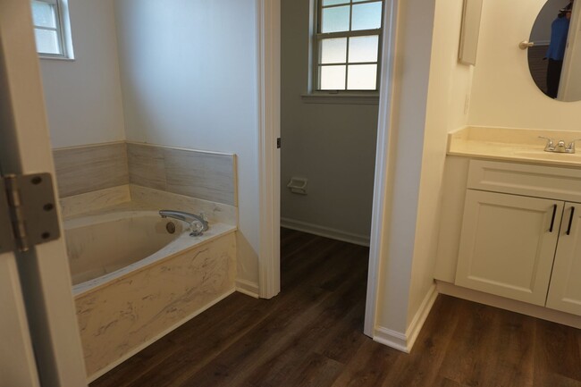Building Photo - 3 Bedroom 2 Bathroom Home With Garage in M...