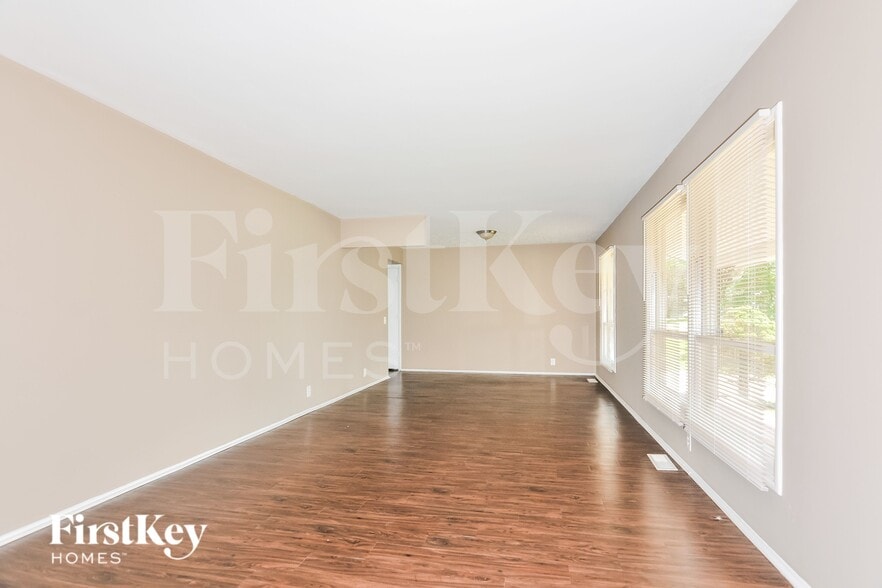 Building Photo - 2415 Greenbriar Dr