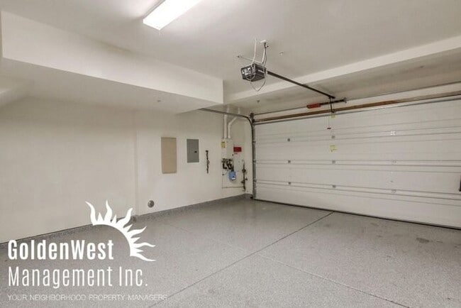 Building Photo - Gorgeous 2Bdm 2.5Ba Custom Model Townhouse in a Gated Community