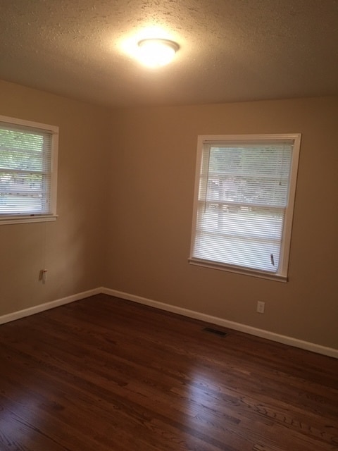 Building Photo - $500 move in special!-$500 off the first month's rent. A must see 3/2 charming brick ranch with a...