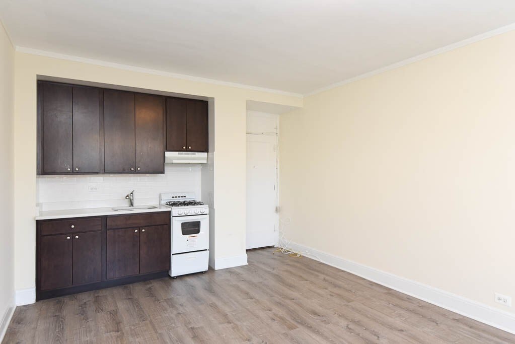 Building Photo - 3335 W Diversey Ave