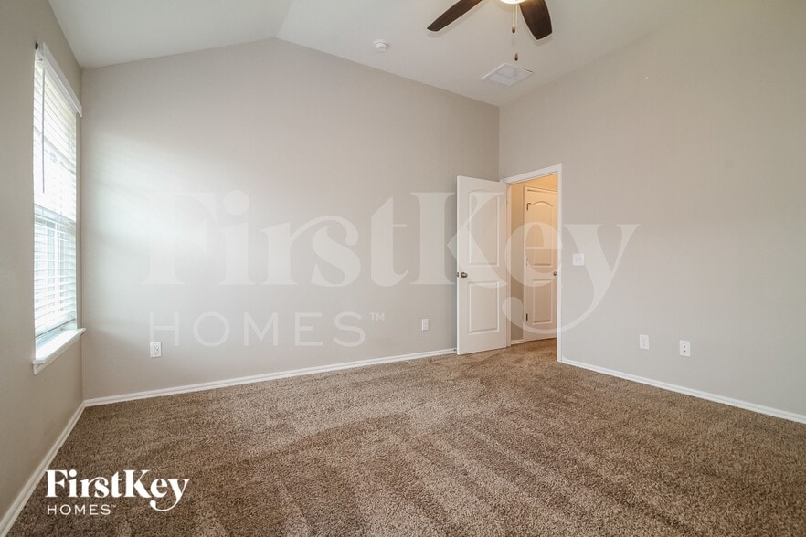 Building Photo - 1321 SE 17th St