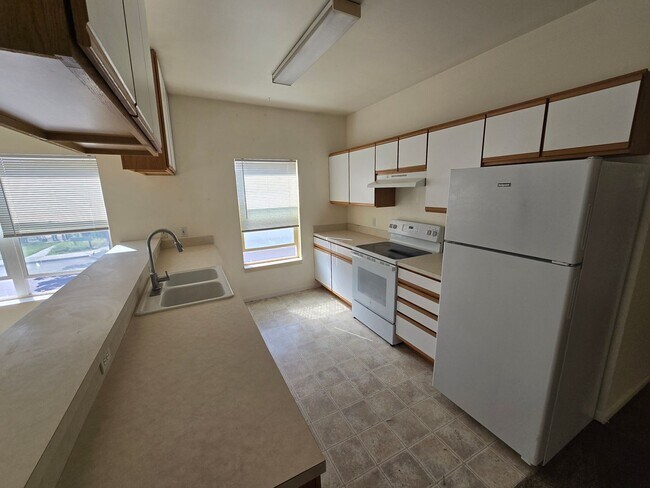 Building Photo - 190 - Adams Street Apartments - "The Canoe Club" Bldg 3