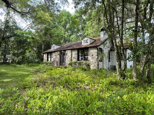 Building Photo - Beautiful 4 Bedroom, 2 Bathroom House Near...