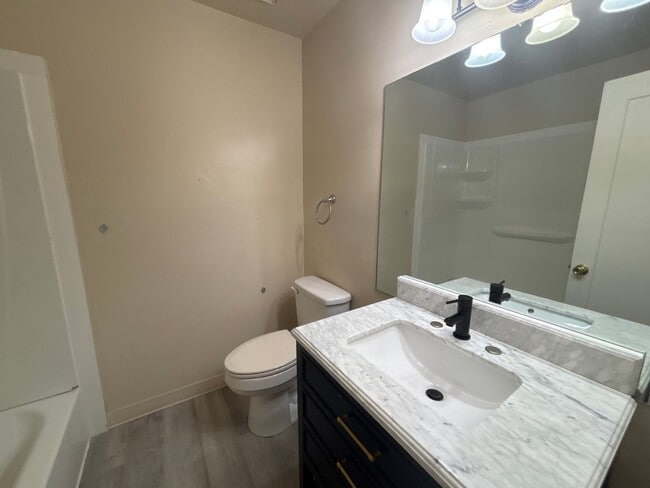 Building Photo - 2906 Straus Ln