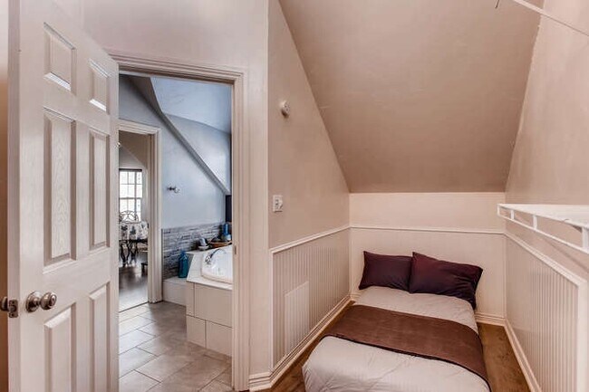 Building Photo - 420 W Oak St