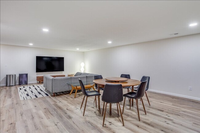 Building Photo - BEAUTIFUL 5 BEDROOM HOME  WITH LAKE VIEW A...