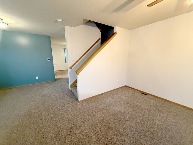 Building Photo - 1005 NE Kamies Ln