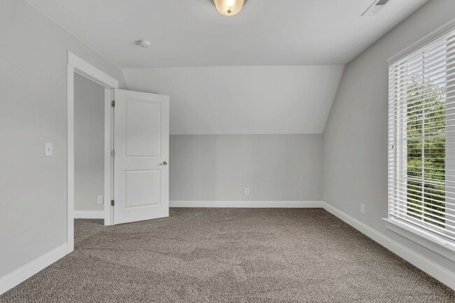 Building Photo - 4BR/3.5BA All-Brick Home Near Top Williams...