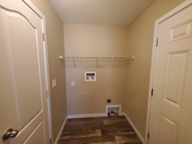 Building Photo - 15 Starling Hill Dr