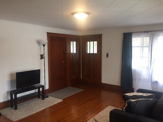 Entrance/Living Room - 99 Allen St