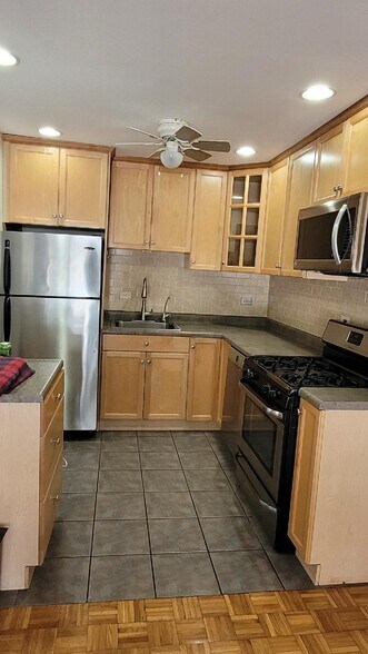 KITCHEN - 832 W Oakdale Ave