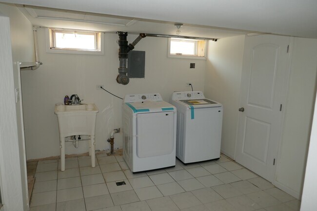 Building Photo - 5 E Judith Ann Dr