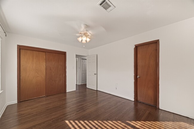 Building Photo - 8726 Glenloch Dr