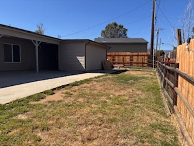 Building Photo - Corner lot in Golden Hills 3bdrm, 2 bath