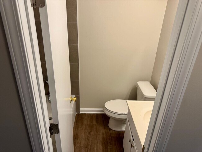 Building Photo - 8241 Ashbrook Dr