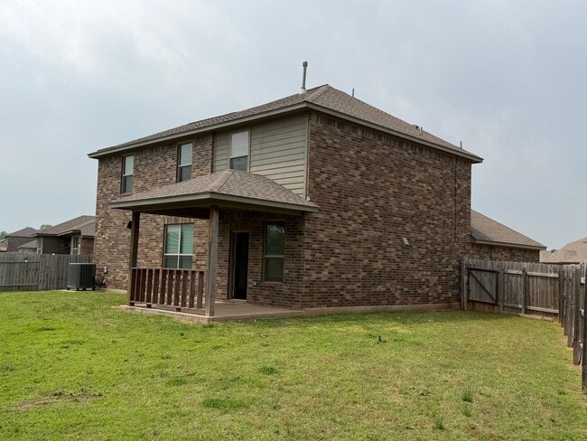 Building Photo - 4 bedrooms/2.5 bath over 2,000 square feet