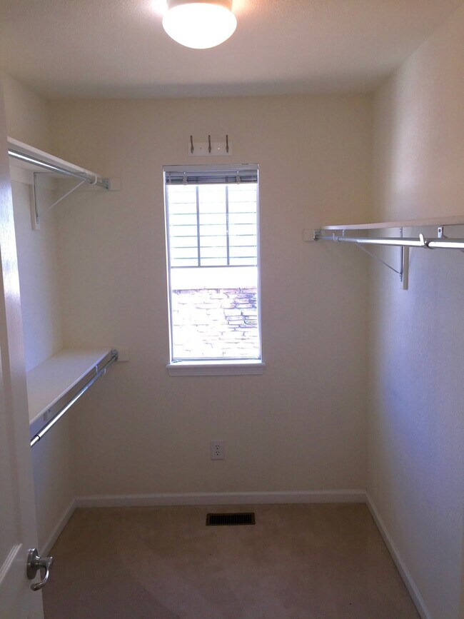 Building Photo - Stunning 4 Bedroom Home In Cross Creek area of Aurora