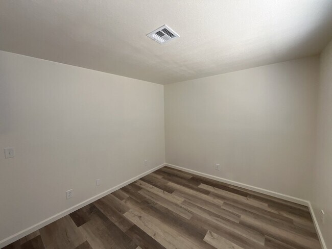 Building Photo - A stunning 2-bedroom, 1-bathroom rental pr...