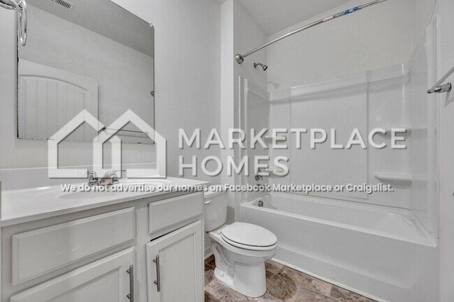 Building Photo - 1027 Park View Dr
