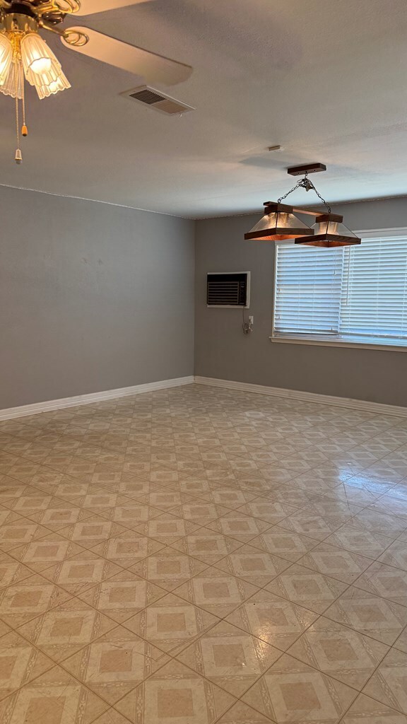 Building Photo - 2602 Wydewood Dr