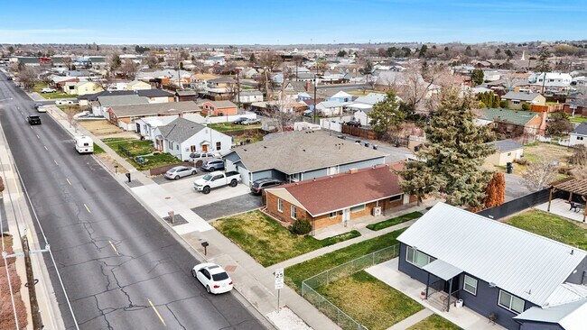 Building Photo - 1131/1133 W Ivy Ave