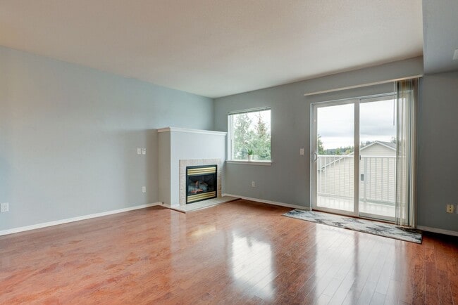 Building Photo - 3 Bedroom, 2.5 Bath Condo in Madrona Heights - Water/Sewer/Garbage included!