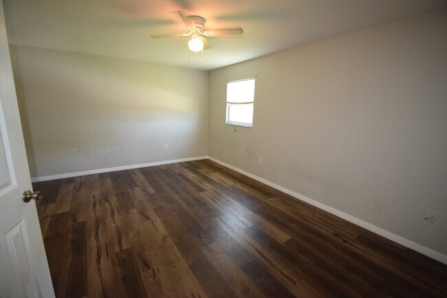 Building Photo - 3BR/1.5BA two story Townhouse