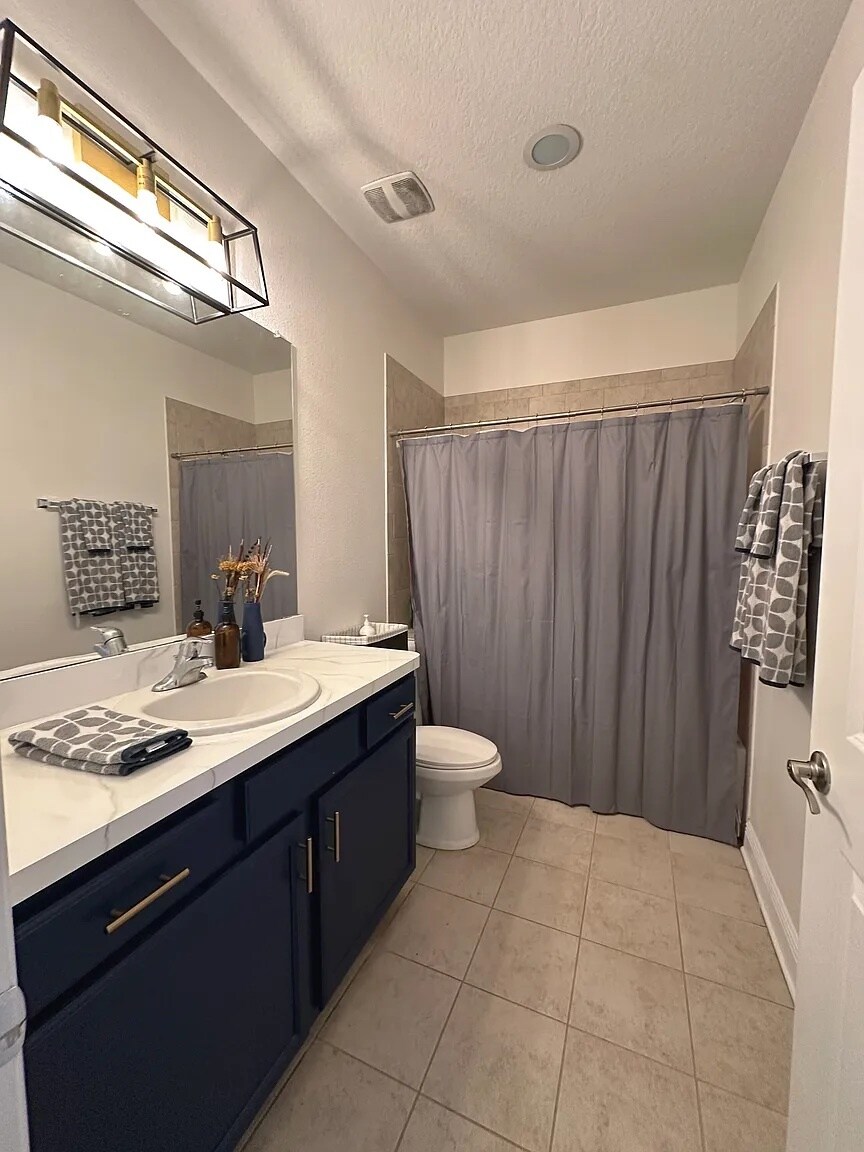 Upstairs Bathroom - 1736 W Walnut St