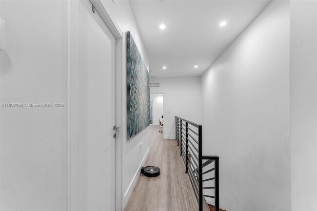 Building Photo - 3048 SW 18th St