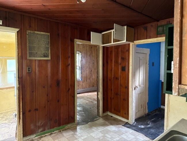Building Photo - 2300 E Memorial Dr