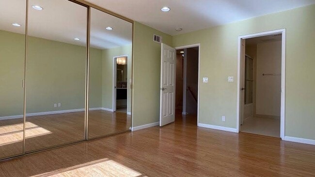 Building Photo - 2BD/2BA - Stylish 2BR Townhome Near Apple ...