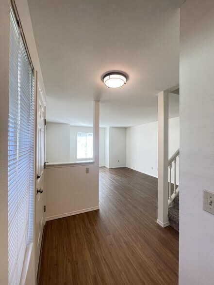 Building Photo - 323 Meadow Ave N