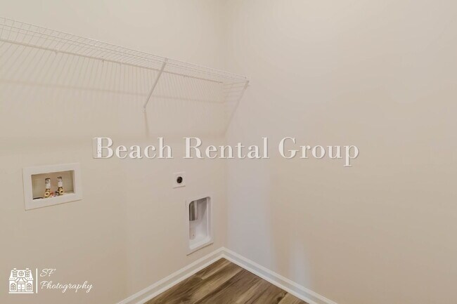 Building Photo - Modern Features, Classic Comfort!