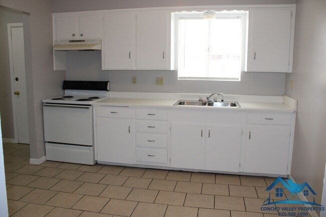 Building Photo - For Rent - 2 Bed/1 Bath Duplex by Base