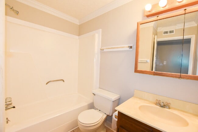 Building Photo - Charming Condo with community pool