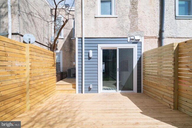 Building Photo - 320 Iona Ave