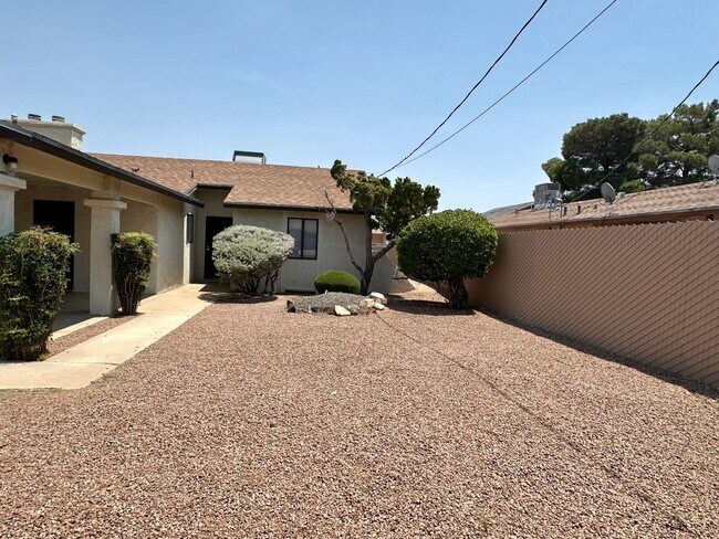 Building Photo - Cute 2 bedroom, 2 bathroom home with firep...