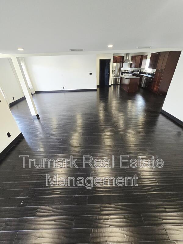 Building Photo - 12426 Moorpark St