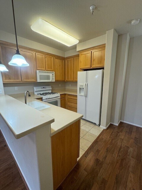Building Photo - Charming 1 bedroom - 1 bathroom multi-level condominium in Sacramento