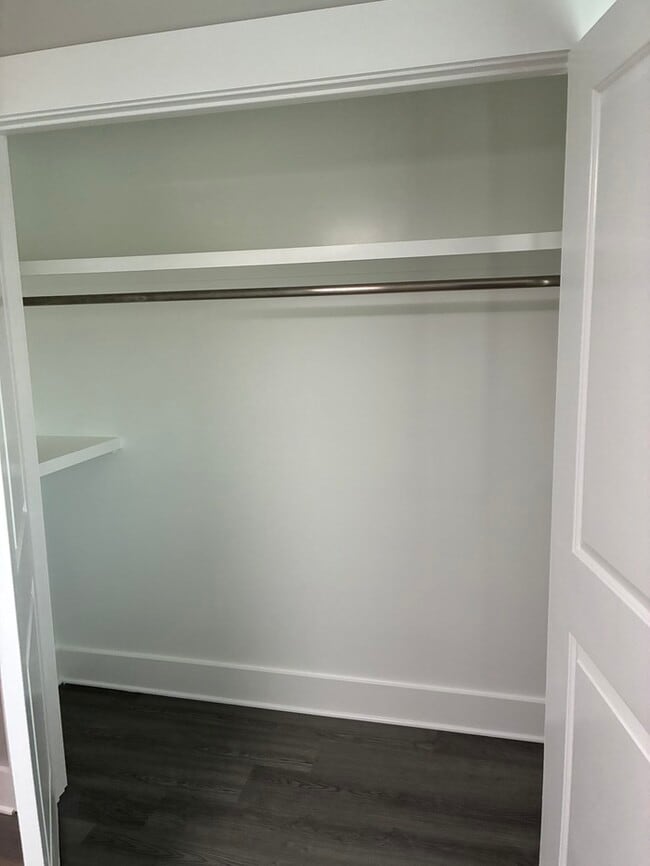 Building Photo - Beautiful 2/1.5 townhouse