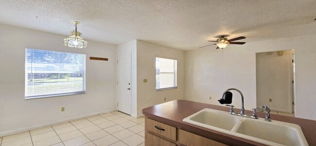 Building Photo - 10 Lynne Ln