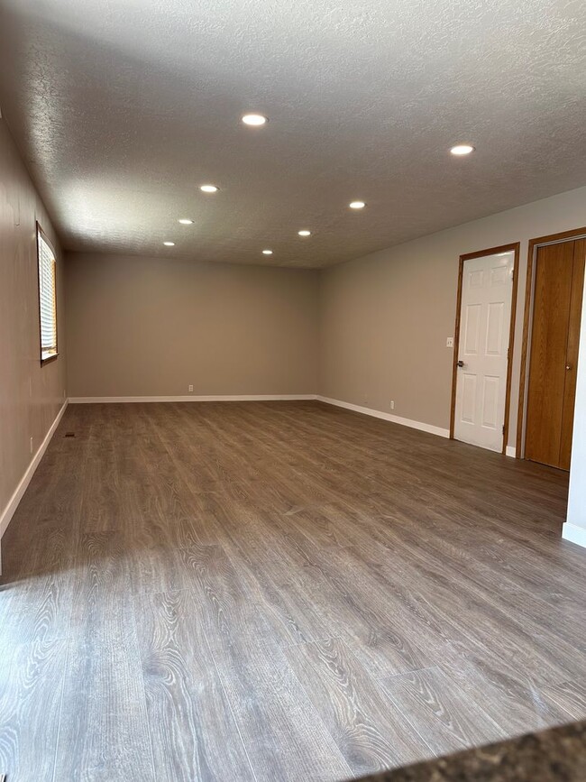 Building Photo - 5 Bedroom Home with 2 Car Garage