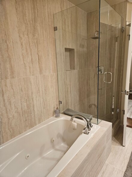Master Shower/Soaking Tub - 222 7th St