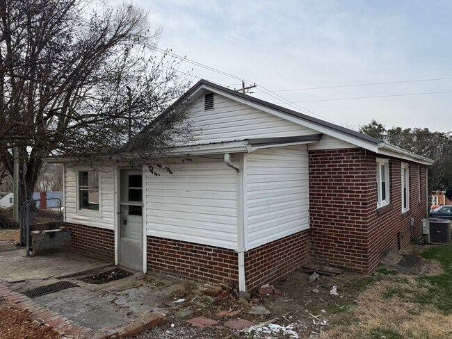 Building Photo - 3 Bedroom 1 Bathroom Home in Greeneville, TN